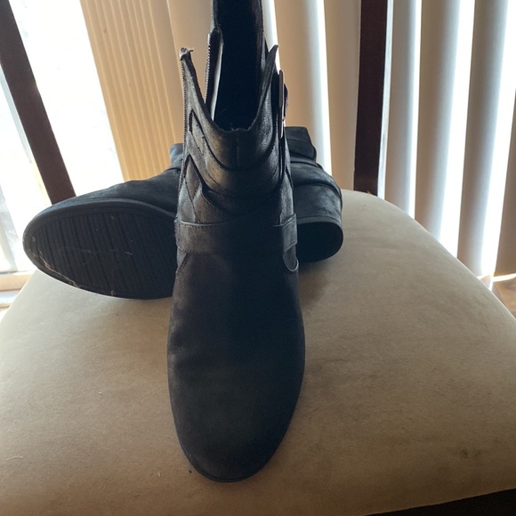 Black size 10 ankle boots. Only worn once.  Great for any occasion. - Picture 2 of 3
